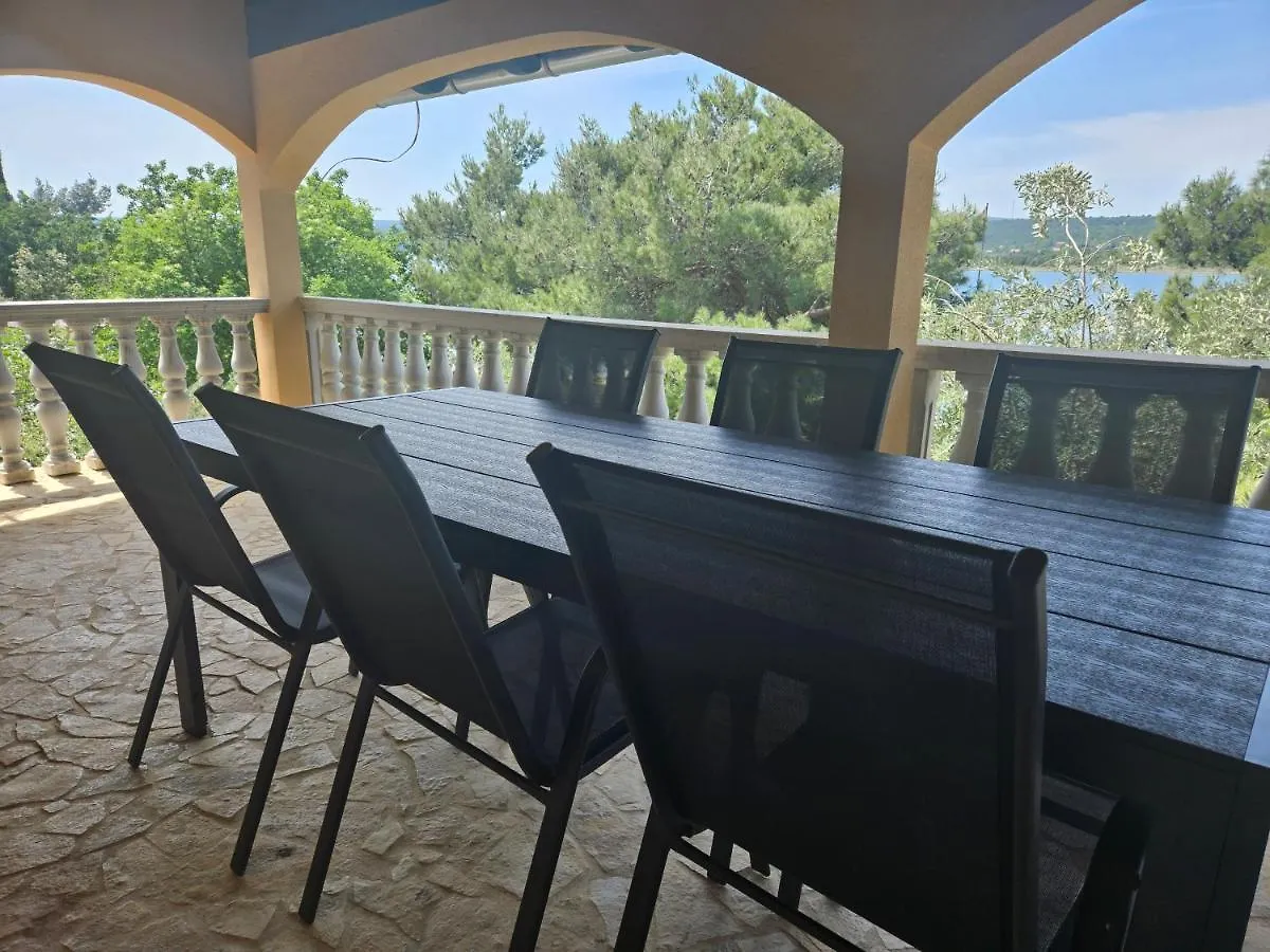Villa Punta Blava: Beachfront Family Retreat with Sea Views Obrovac