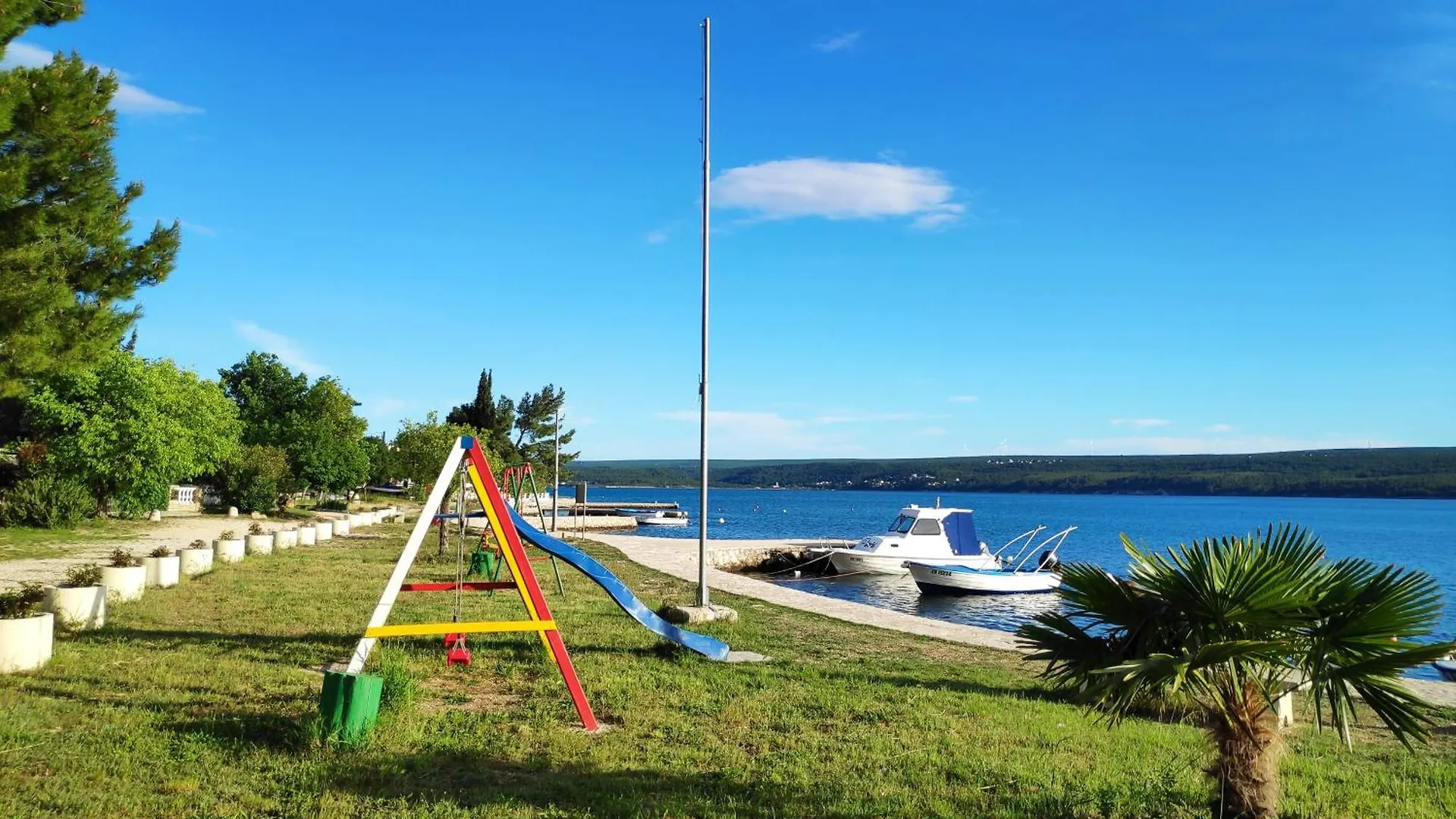 Apartment Villa Punta Blava: Beachfront Family Retreat with Sea Views Obrovac