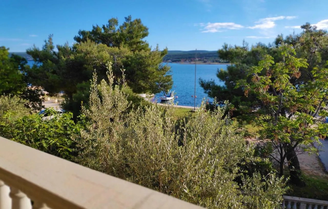 Villa Punta Blava: Beachfront Family Retreat with Sea Views Obrovac