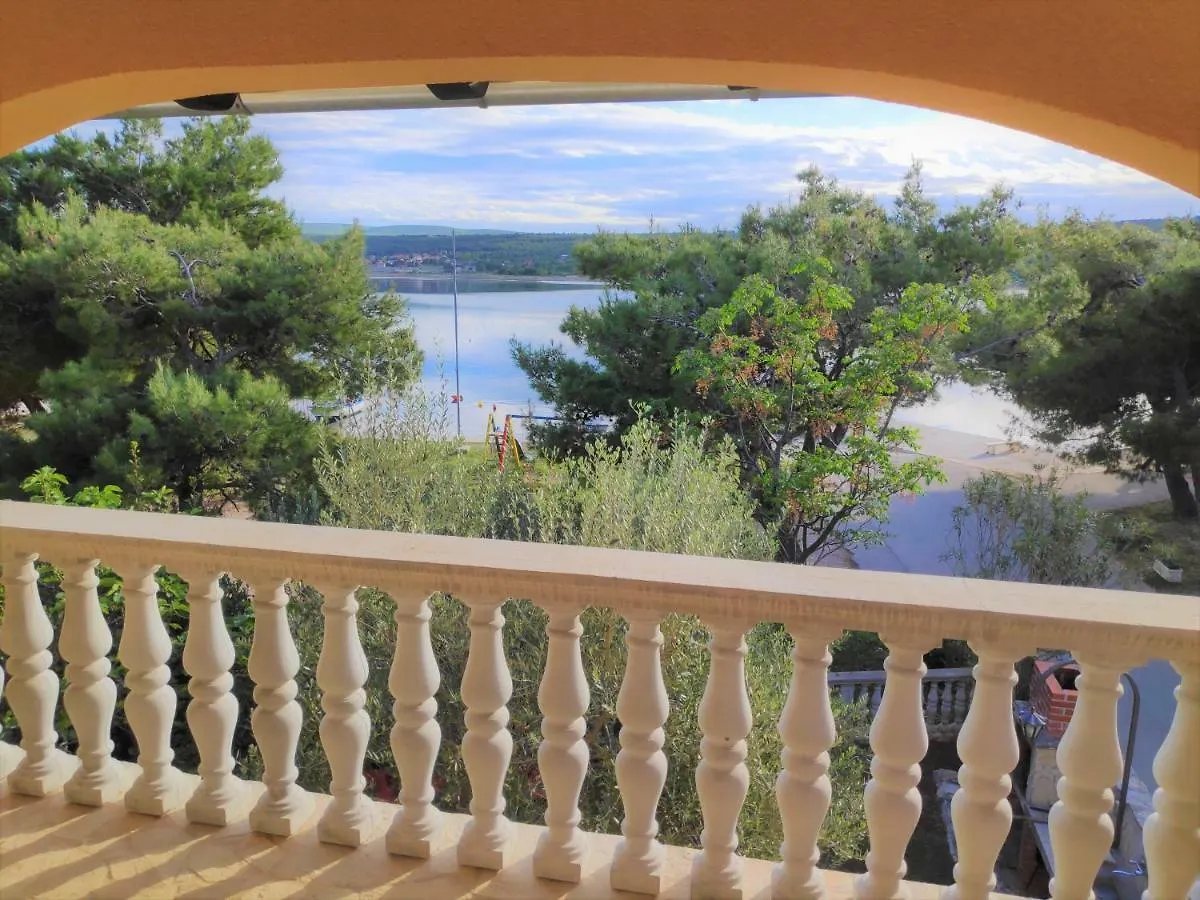 Villa Punta Blava: Beachfront Family Retreat with Sea Views Obrovac