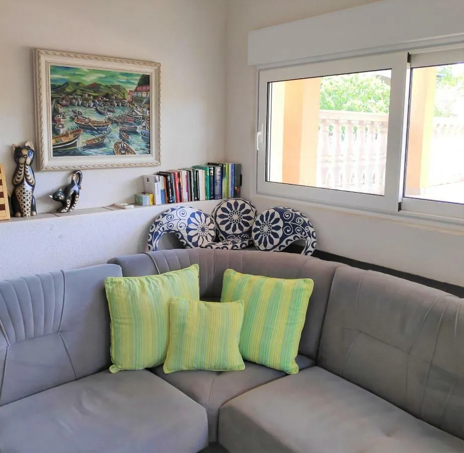 Villa Punta Blava: Beachfront Family Retreat with Sea Views Obrovac Apartment