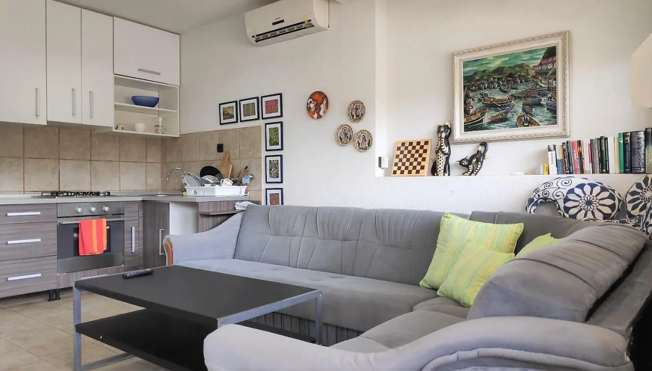 Villa Punta Blava: Beachfront Family Retreat with Sea Views Obrovac Apartment