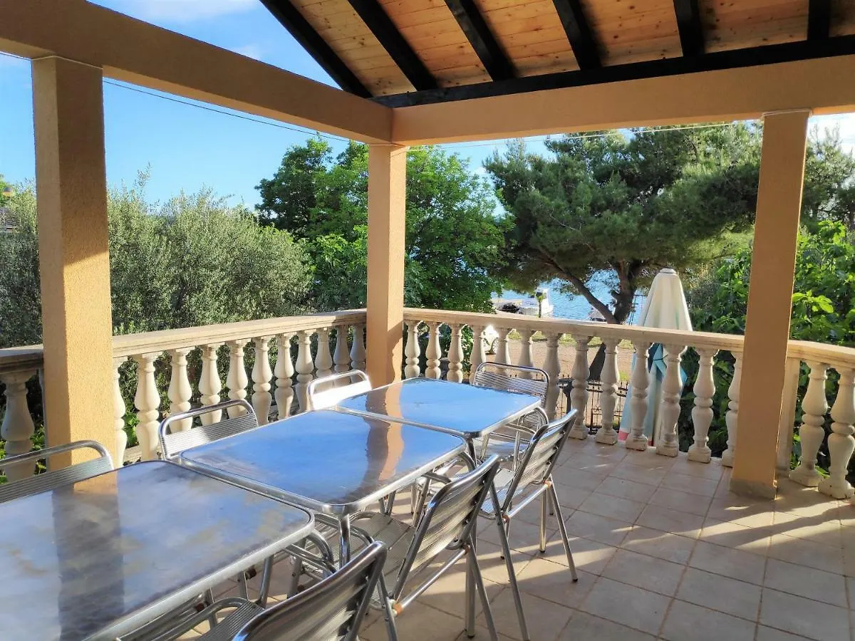 Villa Punta Blava: Beachfront Family Retreat with Sea Views Obrovac 0*,
