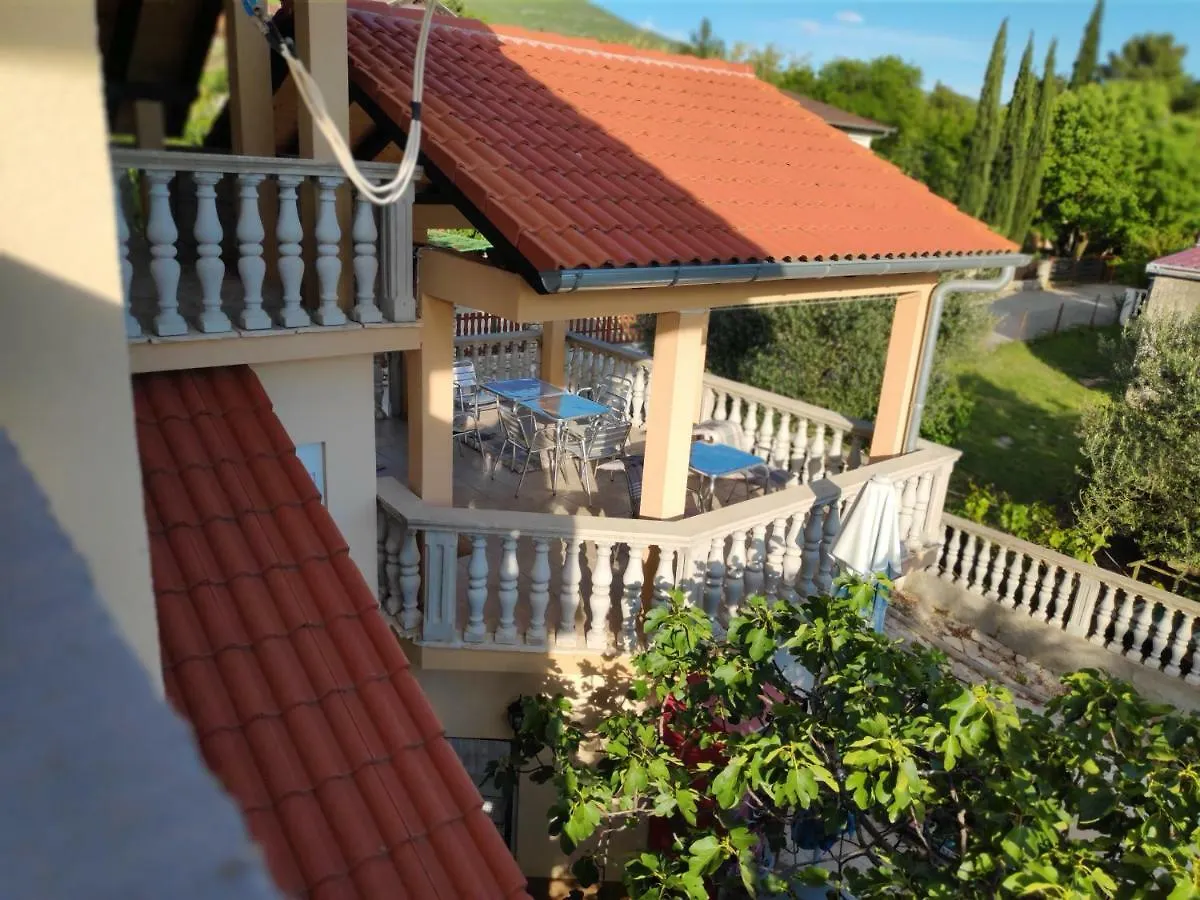 Villa Punta Blava: Beachfront Family Retreat with Sea Views Obrovac Apartment