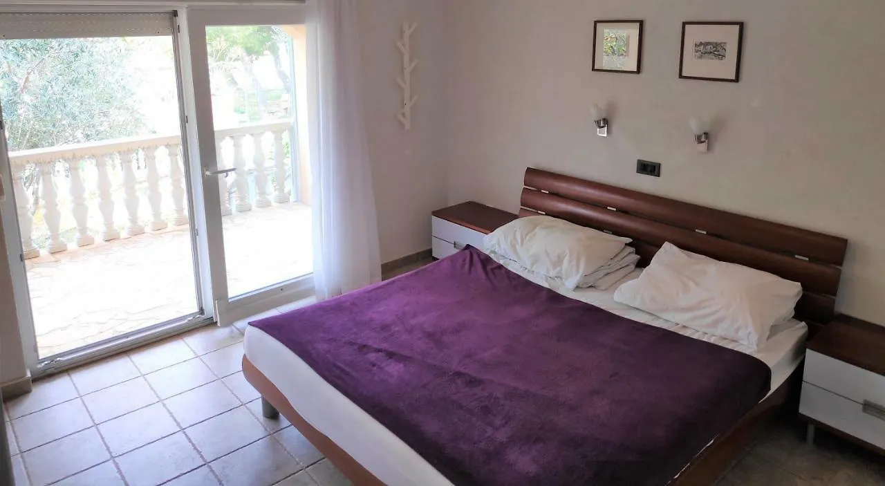 Villa Punta Blava: Beachfront Family Retreat with Sea Views Obrovac