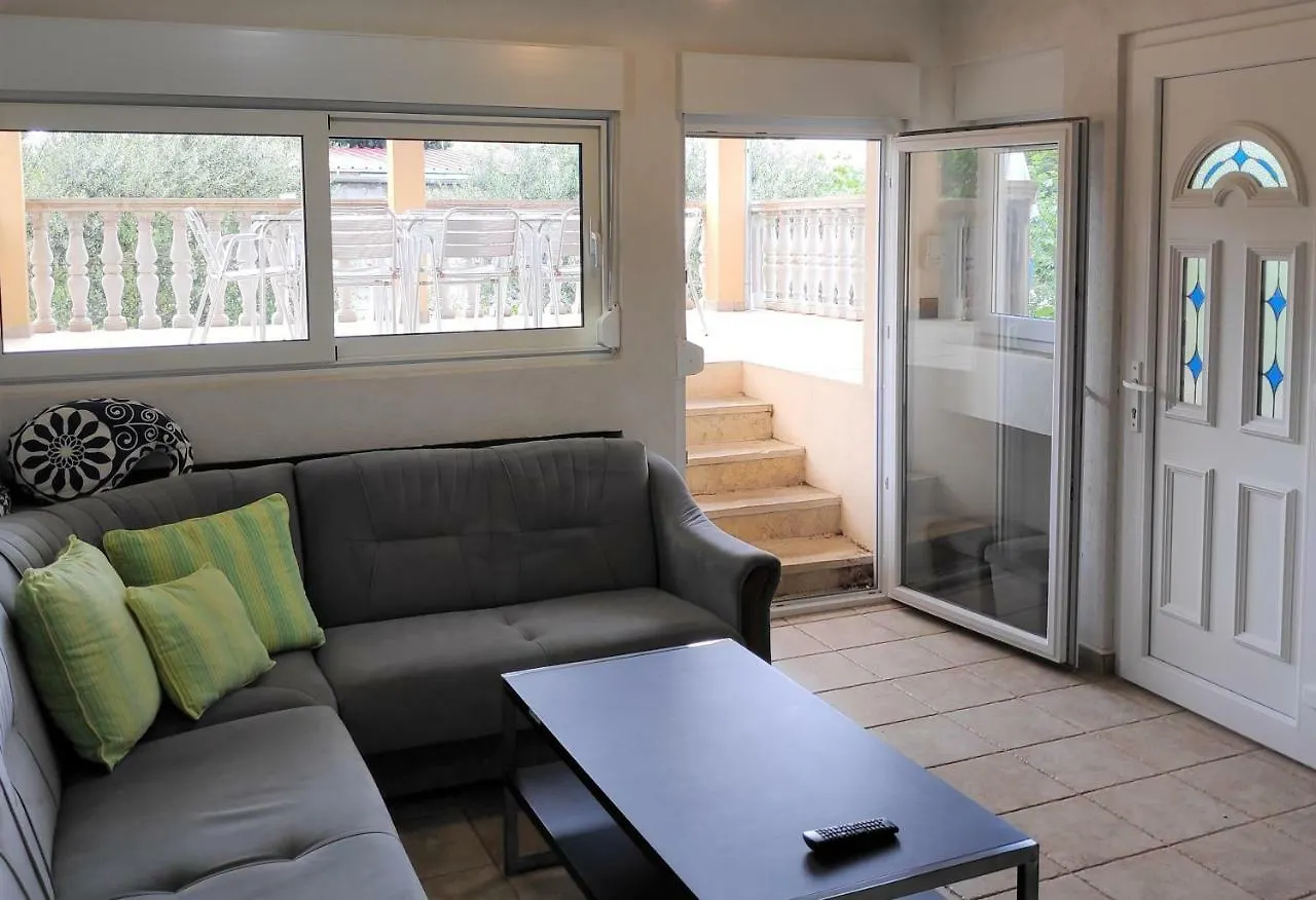 Villa Punta Blava: Beachfront Family Retreat with Sea Views Obrovac