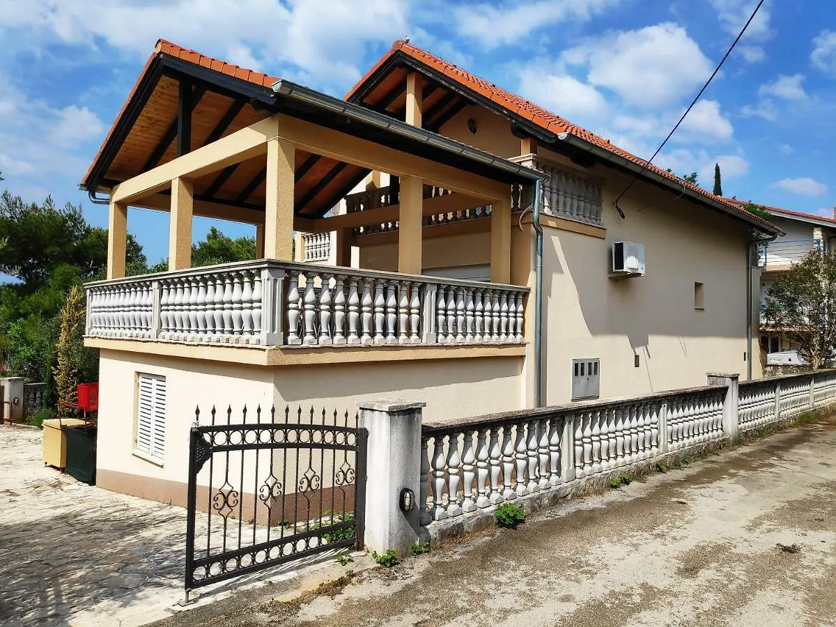 Villa Punta Blava: Beachfront Family Retreat with Sea Views Obrovac