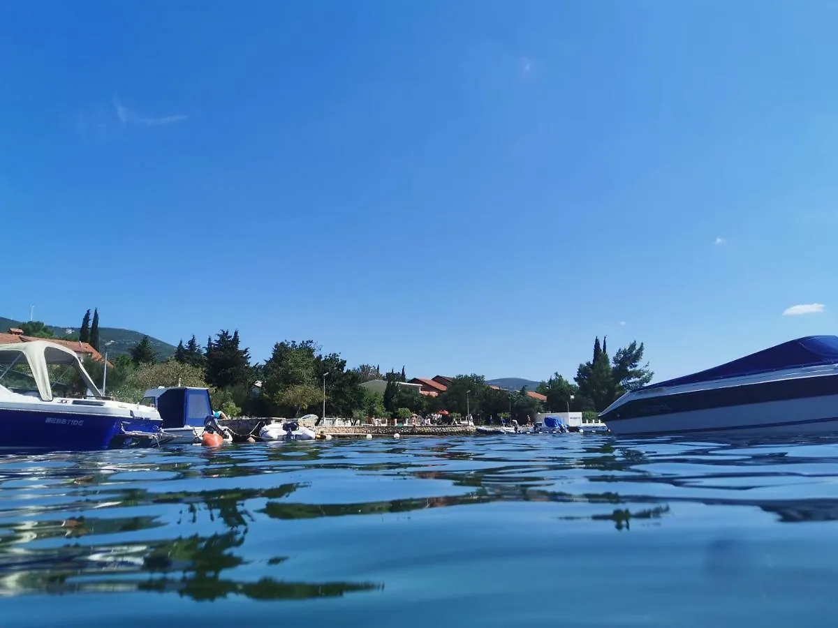 Villa Punta Blava: Beachfront Family Retreat with Sea Views Obrovac Apartment