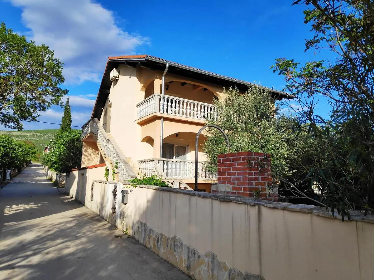 Villa Punta Blava: Beachfront Family Retreat with Sea Views Obrovac Apartment