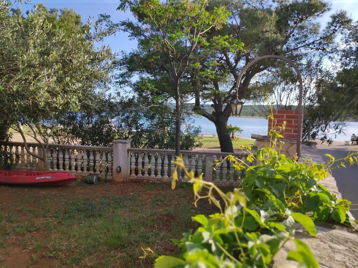 Villa Punta Blava: Beachfront Family Retreat with Sea Views Obrovac