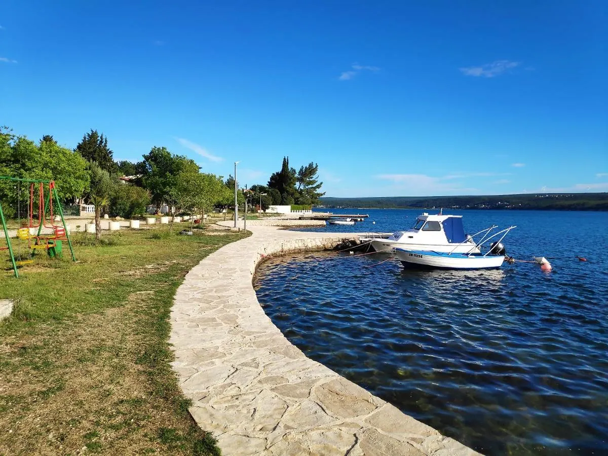 Apartment Villa Punta Blava: Beachfront Family Retreat with Sea Views Obrovac