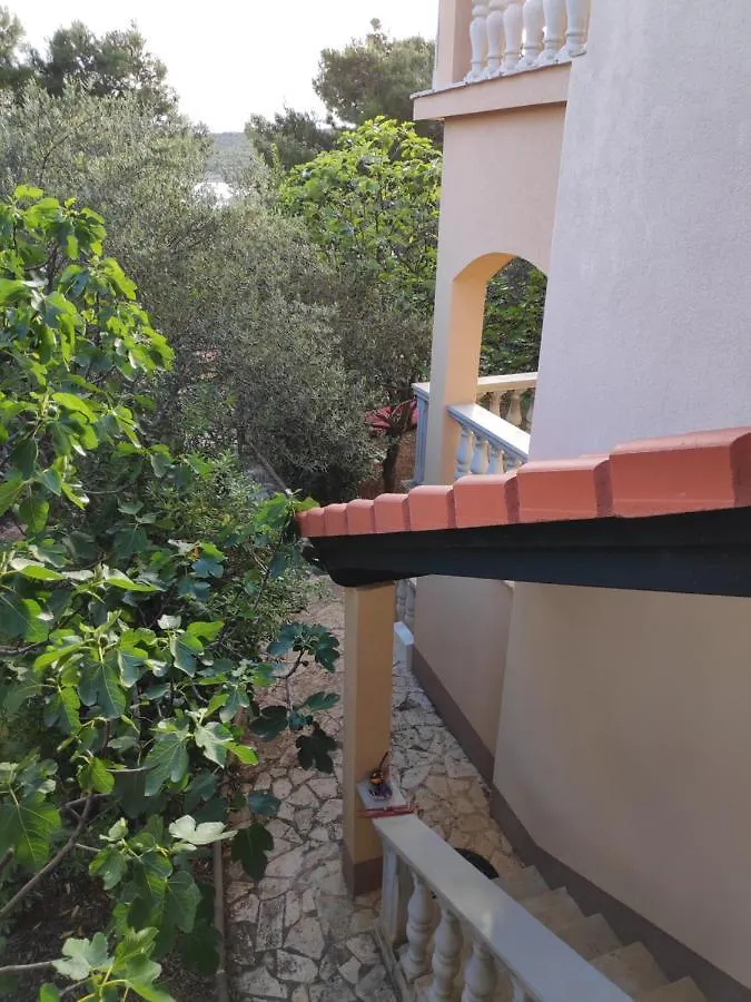 Villa Punta Blava: Beachfront Family Retreat with Sea Views Obrovac