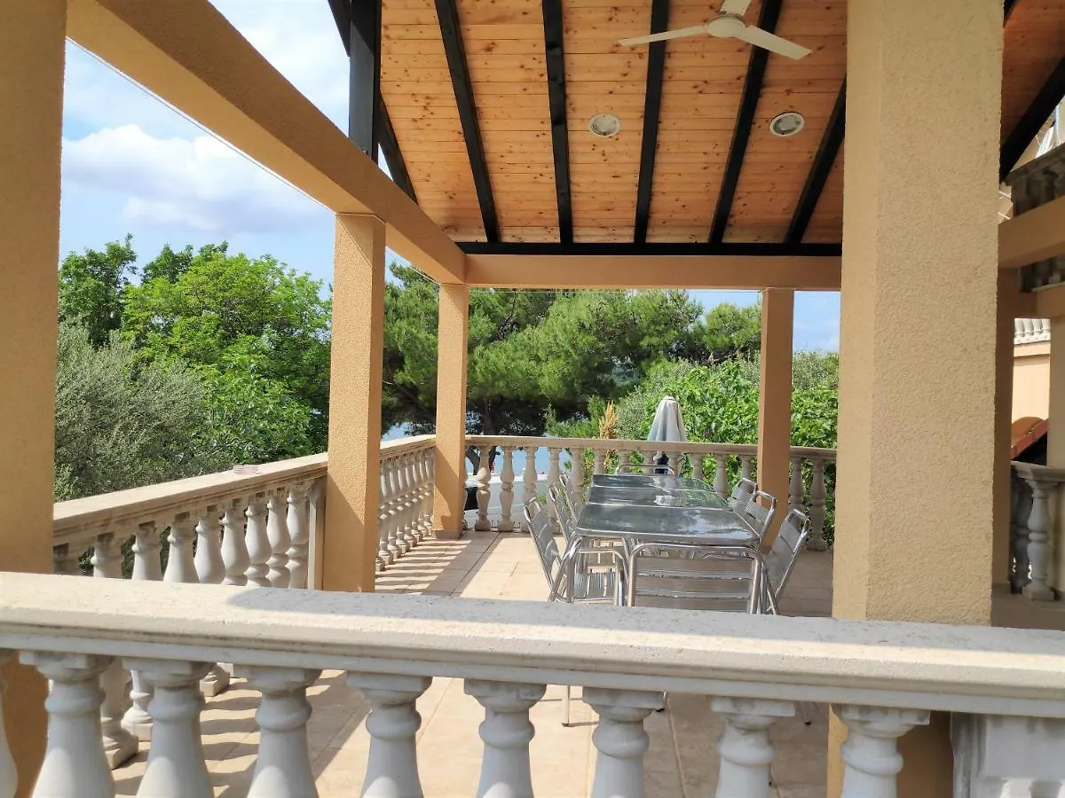 Lägenhet Villa Punta Blava - Beach Front, Ideal For Family Vacation With Kids, Large Terraces With Sea View, Internet, Netflix, No Pets Allowed Obrovac