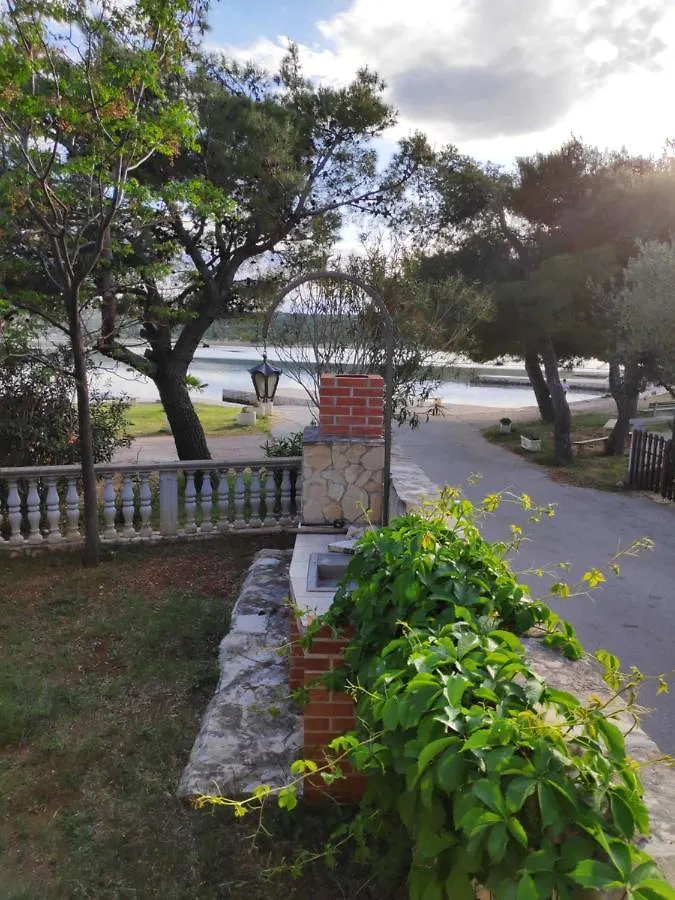 Villa Punta Blava - Beach Front, Ideal For Family Vacation With Kids, Large Terraces With Sea View, Internet, Netflix, No Pets Allowed Obrovac 0*,